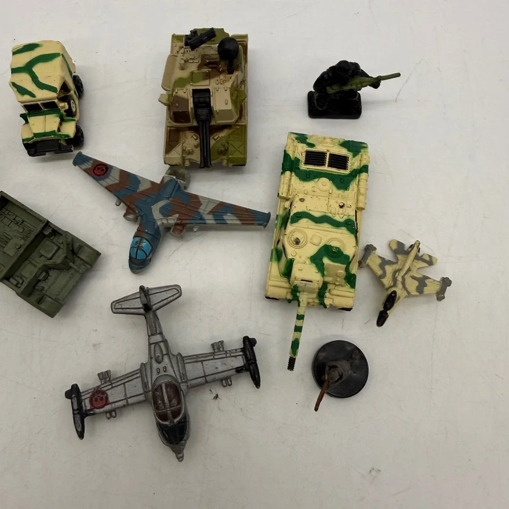 Unbranded Military Vehicle & Figure Lot Small Multicolor Camouflage Army Toys